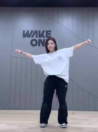 Can anyone ID kep1er Dayeon’s outfit?